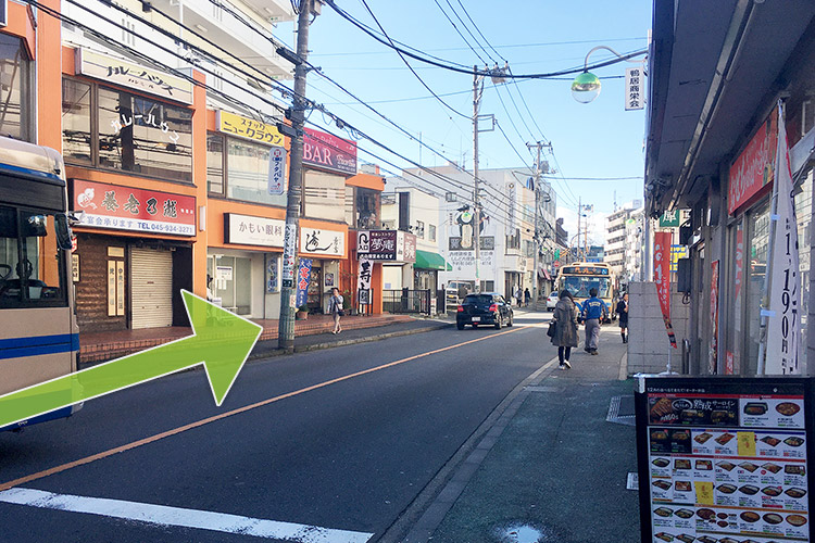 この道を直進します