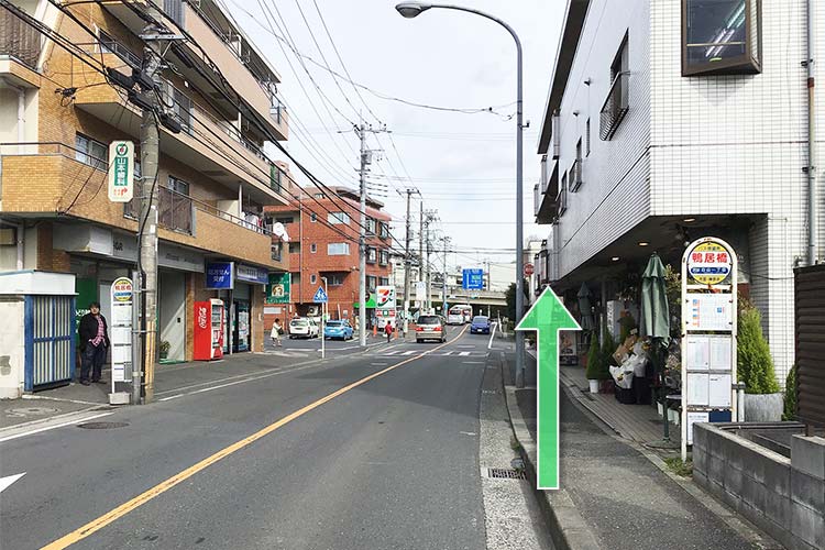 鴨居橋バス停で下車後、鴨居駅方面へ直進します。