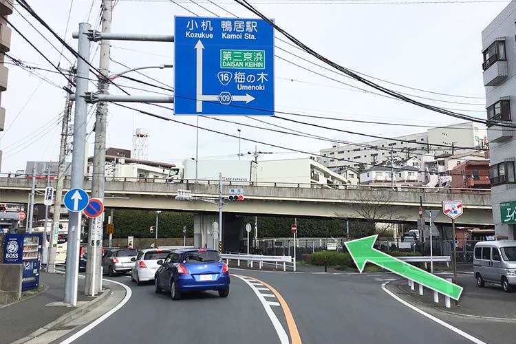 県道109号方面へ道なりに進みます。