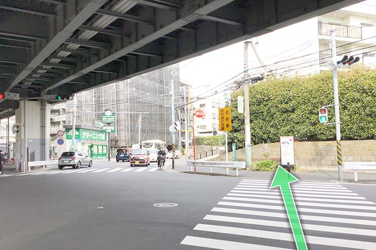 横断歩道を渡り直進します。