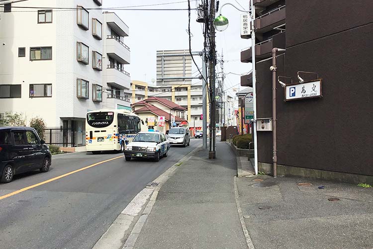 少し歩きますと当院の看板があります。